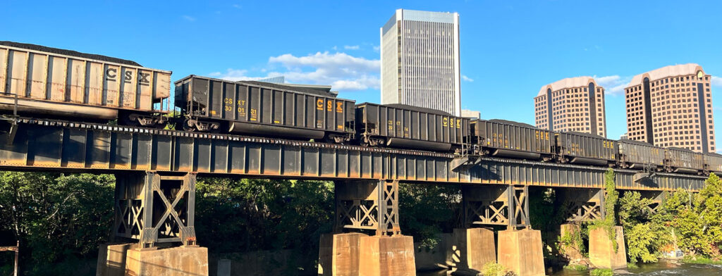 रिचमंड में ब्रिज पर फ्रेट रेल कारें।