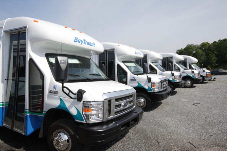 फाइव बे ट्रांज़िट बसें