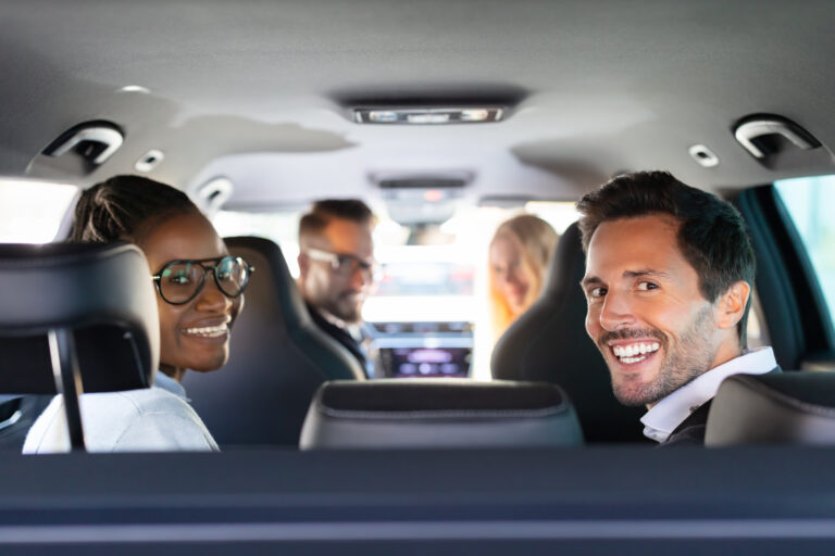 कारपूल में चार लोग।