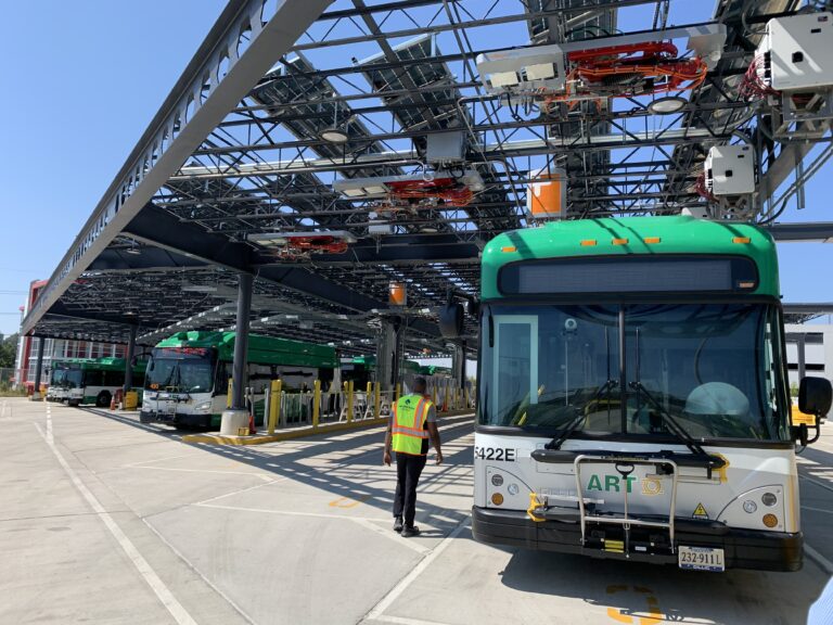 एआरटी शर्लिंगटन सुविधा बस और चालक