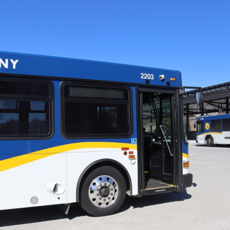 GLTC पोस्ट ग्रेटर लिंचबर्ग ट्रांज़िट कंपनी की दो बसें। एक बस दर्शकों की तरफ़ है और मुख्य बस का दरवाज़ा खुला हुआ है।